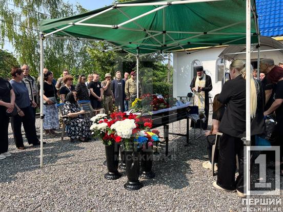 Обожнював племінницю та завжди був готовий прийти на допомогу: криворіжці провели в останню путь досвідченого воїна Романа Резніка3