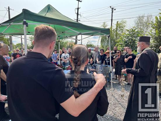 Обожнював племінницю та завжди був готовий прийти на допомогу: криворіжці провели в останню путь досвідченого воїна Романа Резніка5