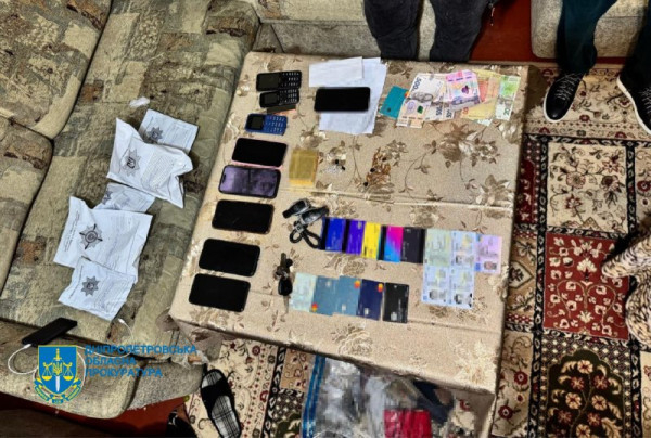 Ошукали на майже 3 млн грн родичів військових, які зникли безвісти чи потрапили в полон: на Дніпропетровщині викрито трьох учасників організованої групи1