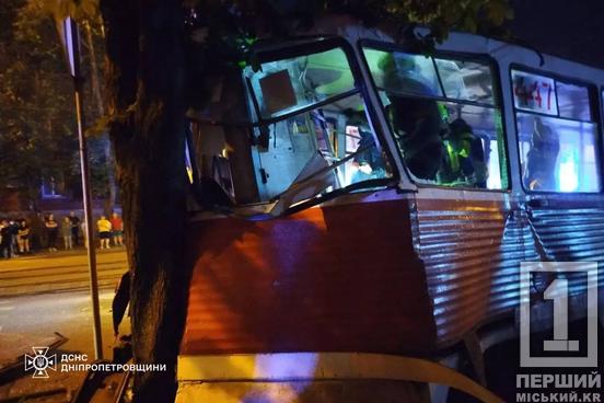 Постраждала водійка та кілька пасажирів: в Інгулецькому районі Кривого Рогу трамвай влетів у дерево1