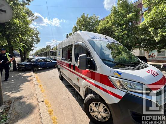 Постраждалі поїхали зі швидкою: на Свято-Миколаївській не розминулися ВАЗ і Volkswagen4