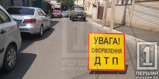 Ризикований виїзд з парковки: біля ТРЦ «Ліберті» у Кривому Розі сильно притерлися Volkswagen та ЗІЛ6