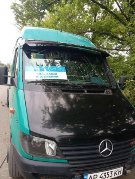 Росіяни вдарили дроном по евакуаційному автобусу волонтерів на Дніпропетровщині0