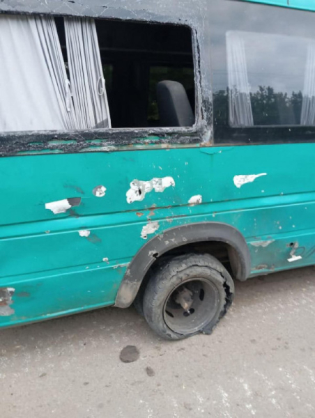 Росіяни вдарили дроном по евакуаційному автобусу волонтерів на Дніпропетровщині1