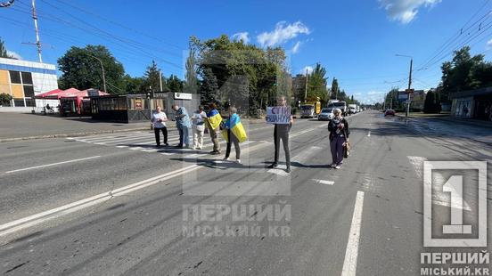 Скорботна тиша за тими, кого вбила росія: у Кривому Розі вшанували жертв трагедії у Дніпрі1