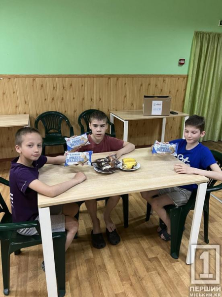 Солодкий початок літа: вихованців Криворізьких центрів реабілітації пригостили смаколиками2
