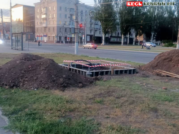 Бетонний фундамент залито під Куб пам’яті на газоні в Кривому Розі