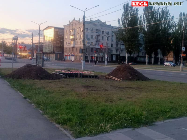 Бетонний фундамент залито під Куб пам’яті в парку Героїв в Кривому Розі