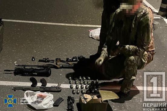 Тягнув на мирну територію трофейну зброю заради особистої фінансової вигоди: СБУ затримала на Дніпропетровщині правоохоронця5