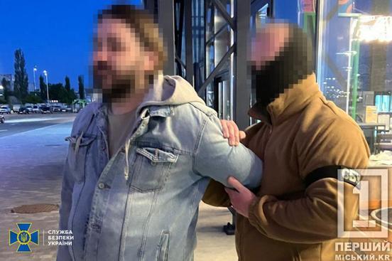 Тягнув на мирну територію трофейну зброю заради особистої фінансової вигоди: СБУ затримала на Дніпропетровщині правоохоронця3