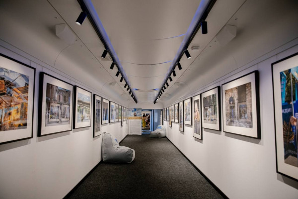 У Кривий Ріг прибув «Мистецький потяг» із виставкою Говарда Баффета про війну в Україні0