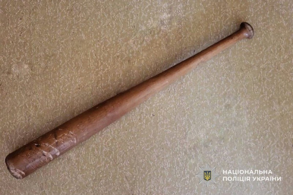 У Кривому Розі чоловік розбив битою вікно в автомобілі містянина0