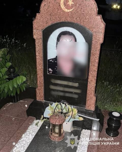 У Кривому Розі на Бажанівському кладовищі вандали понівечили могили трьох полеглих захисників1