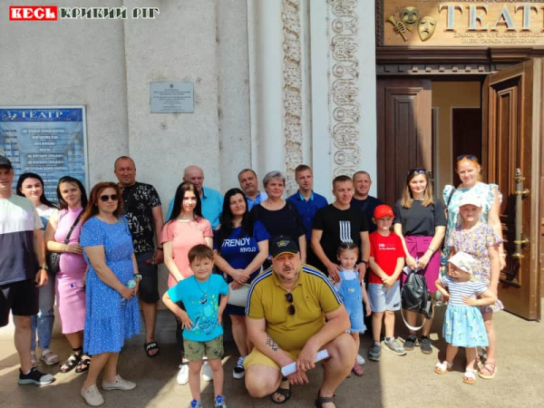 Гвардійці та члени іх родин після вистави в театрі Шевченка в Кривому Розі