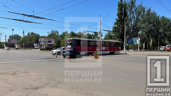 У Кривому Розі неподалік ринку на Соцмісті Daewoo влетів під трамвай1