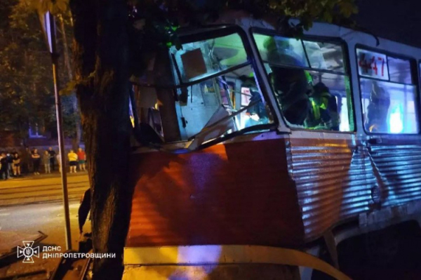 У Кривому Розі трамвай врізався у дерево - фото ДСНС Дніпропетровщини