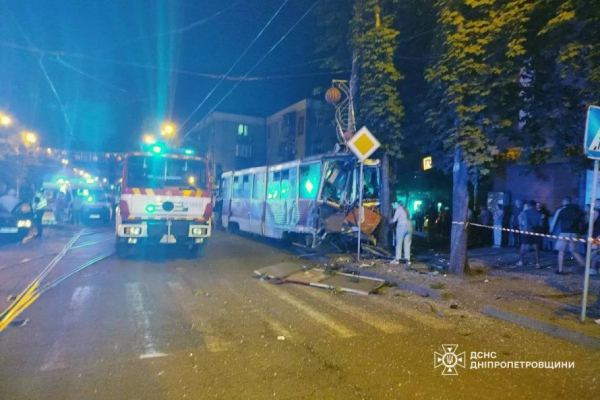 У Кривому Розі трамвай на повній швидкості врізався у дерево: що відомо про постраждалих1