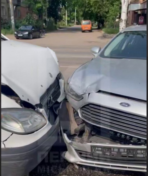 У Кривому Розі в ДТП потрапили бус і легковий автомобіль0