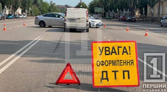 Увів в оману керманича суперечливими сигналами поворотника: на Піонері зіткнулися Ford та Mercedes1