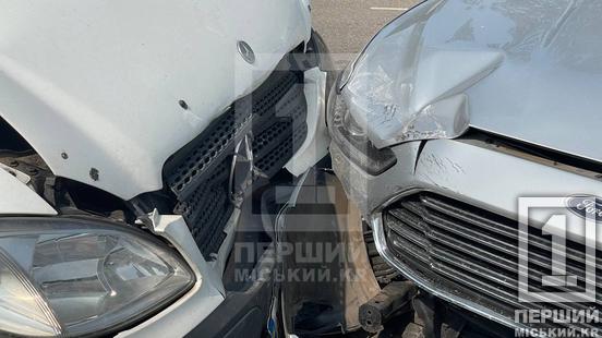 Увів в оману керманича суперечливими сигналами поворотника: на Піонері зіткнулися Ford та Mercedes4