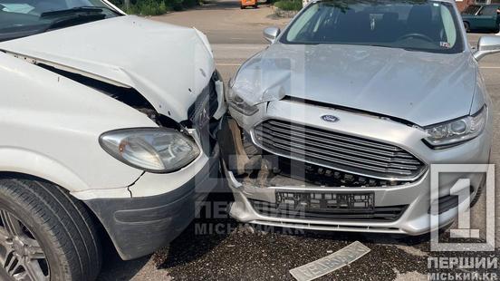 Увів в оману керманича суперечливими сигналами поворотника: на Піонері зіткнулися Ford та Mercedes3