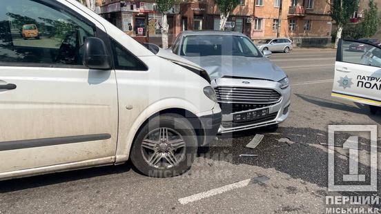 Увів в оману керманича суперечливими сигналами поворотника: на Піонері зіткнулися Ford та Mercedes2