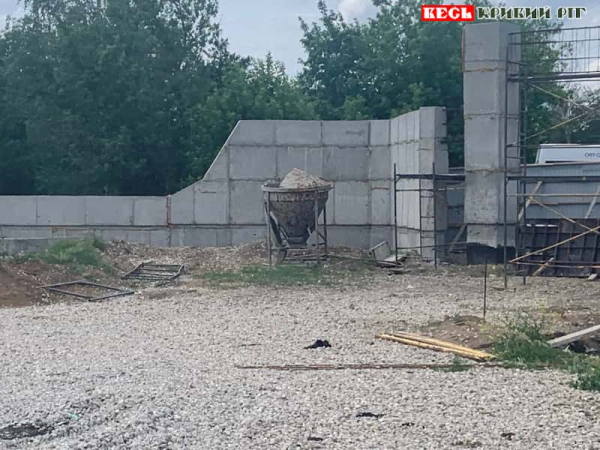 Роботи стоять у Секторі почесних поховань в Кривому Розі