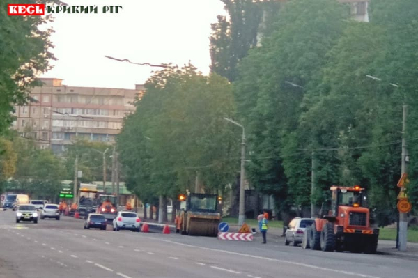 Вкладання асфальту на пр. Миру в Кривому Розі навпроти монументу Перемога