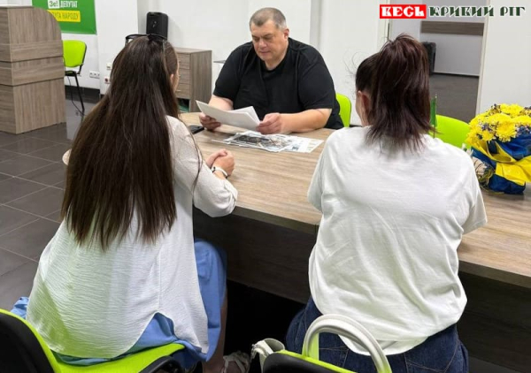 Юрій Корявченков в партійному офісі в Кривому Розі