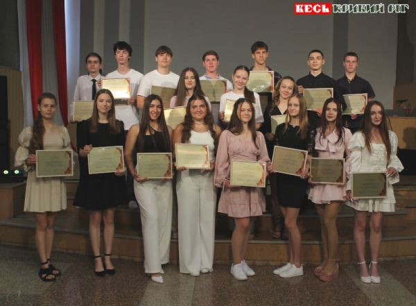 Урочисте вручення свідоцтв з відзнакою випускникам в ПК Інгулець в Кривому Розі