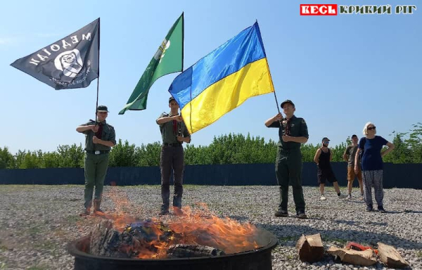 Церемонія прощання з обвітшалими прапорами в Кривому Розі