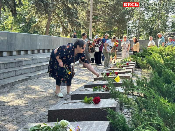 Покладання квітів в парку Шахтарському в Кривому Розі напередодні 22-го червня