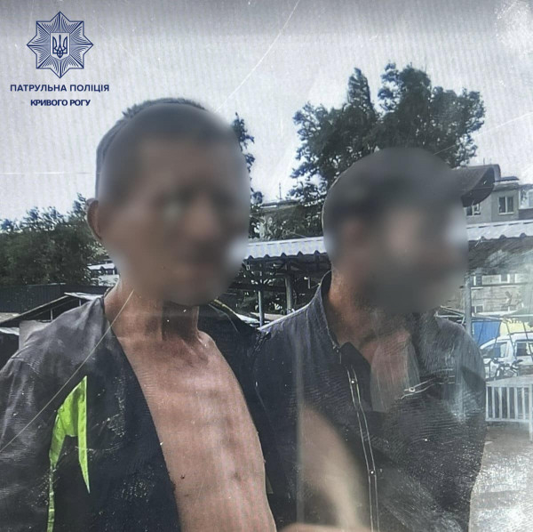 Вихопили гроші та втекли: криворізькі патрульні затримали чоловіків, які пограбували місцевого жителя0