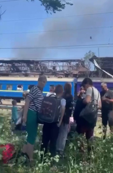 Внаслідок ракетного удару по Дніпропетровщині пошкоджено пасажирський поїзд, є поранені пасажири1