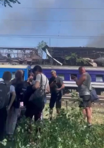 Внаслідок ракетного удару по Дніпропетровщині пошкоджено пасажирський поїзд, є поранені пасажири3