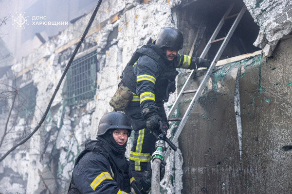 Вночі окупанти атакували Харківщину: постраждала людина, є руйнації будівель, спалахнули пожежі4