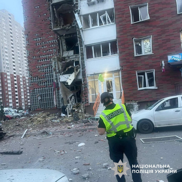 Вночі рф завдала масованого удару по Києву балістикою і дронами: четверо постраждалих, серед яких поліцейський1