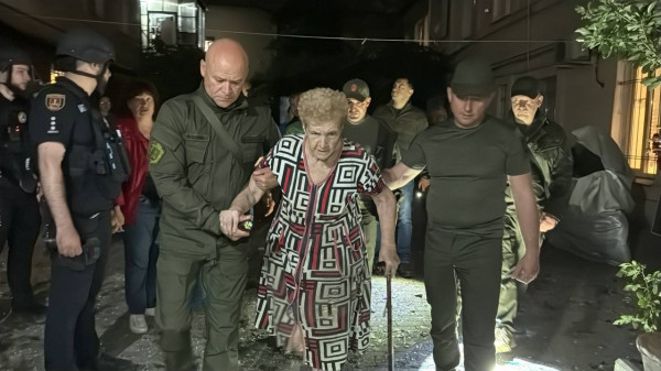 Вночі ворог атакував з повітря Одесу, бив по пологовому будинку і житловому сектору, є загибла людина і постраждалі2