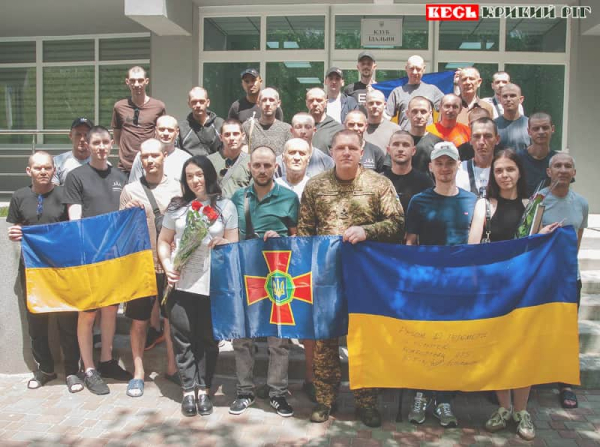 Визволені з полону бійці НГУ з Олександром Півненком