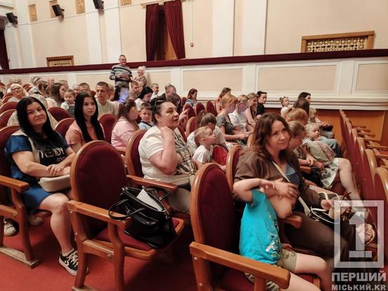 Втекли від проблем сьогодення у світ мистецтва: у Кривому Розі нацгвардійці та їхні родини відвідали театральну виставу2