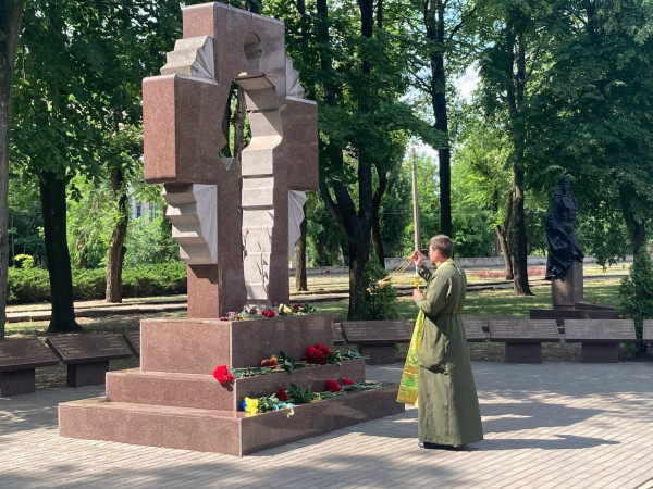 Їхній подвиг - у пам’яті міста. 14 червня Кривий Ріг вшановує Героїв, які першими стали на захист України у 2014 році3