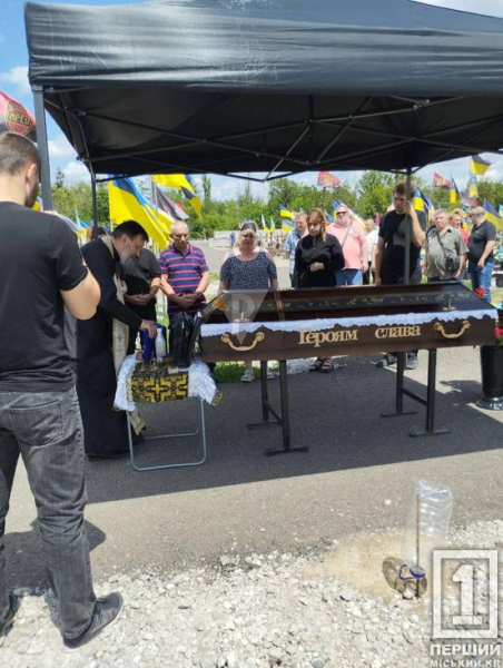 Загинув у свій день народження: Кривий Ріг провів в останню путь Героя Романа Савченка3