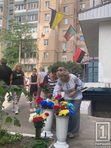 Залишив по собі квітучу пам'ять: на будинку, де жив криворізький воїн Володимир Стрельцов відкрили меморіальну дошку1