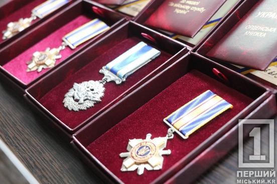 Заслужили свої місця у небесному війську: родинам загиблих нацгвардійців з Кривого Рогу вручили державні нагороди2