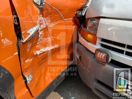 Зіткнення не вдалося оминути: на Електричній вдарилися Subaru та бус Renault3