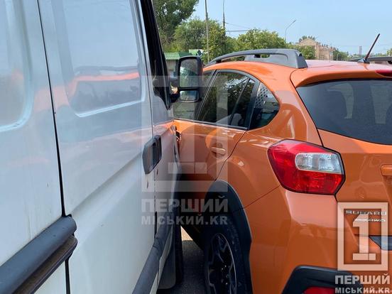 Зіткнення не вдалося оминути: на Електричній вдарилися Subaru та бус Renault1