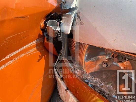 Зіткнення не вдалося оминути: на Електричній вдарилися Subaru та бус Renault4