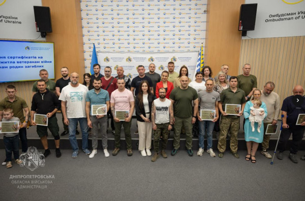63 ветерани та родини полеглих захисників з Дніпропетровщини  отримали сертифікати на придбання житла0