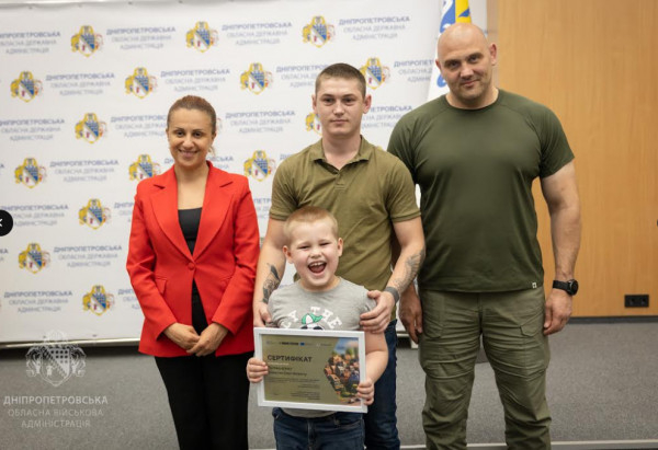63 ветерани та родини полеглих захисників з Дніпропетровщини  отримали сертифікати на придбання житла1