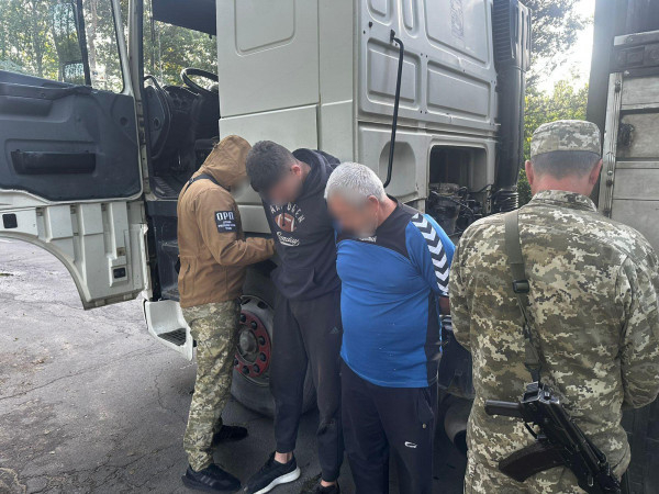 Чоловік із Криворізького району намагався втекти з України, заховавшись у вантажівці0